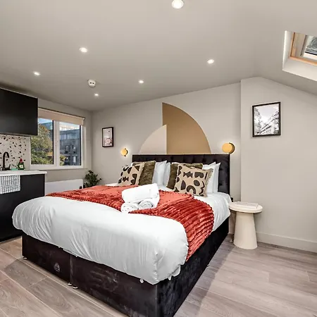 Radiant Studio Nook With Full Kitchen London Exterior photo