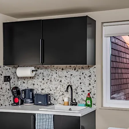 Radiant Studio Nook With Full Kitchen London Exterior photo