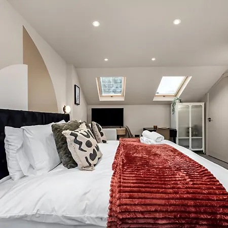 Radiant Studio Nook With Full Kitchen London Exterior photo