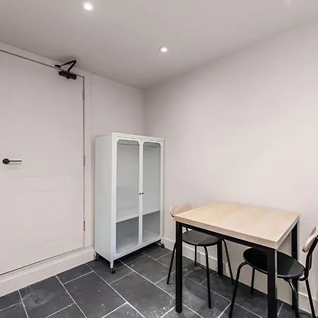 Radiant Studio Nook With Full Kitchen London Exterior photo