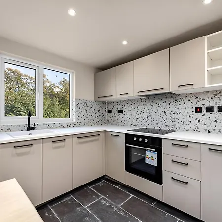 Radiant Studio Nook With Full Kitchen London Exterior photo