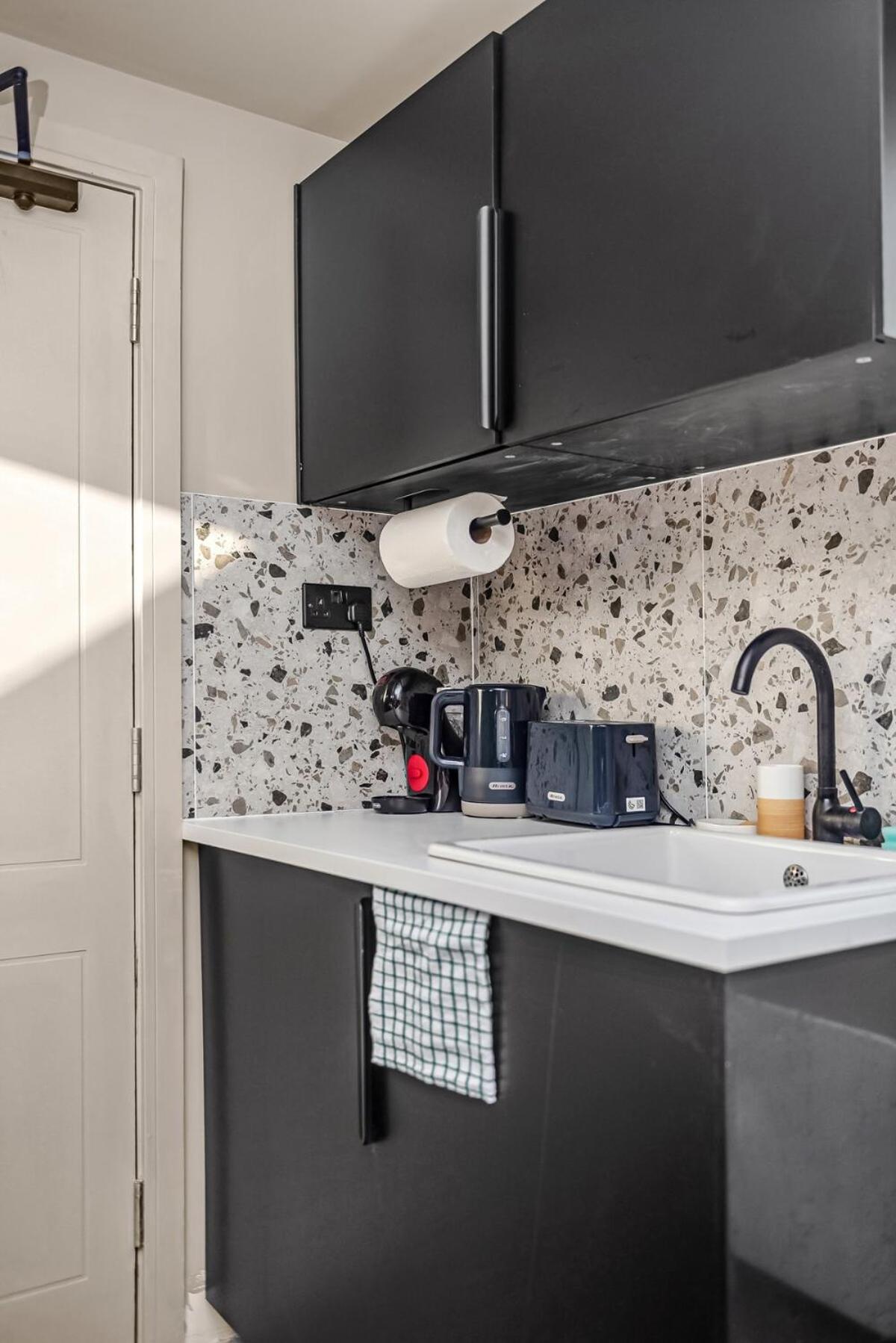 Radiant Nook With Full Kitchen *