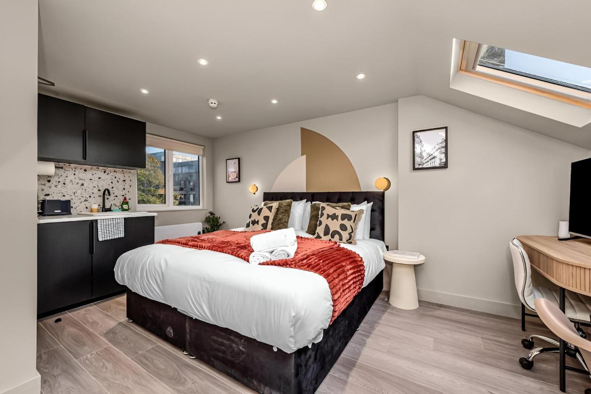 Apartment Radiant Nook With Full Kitchen London