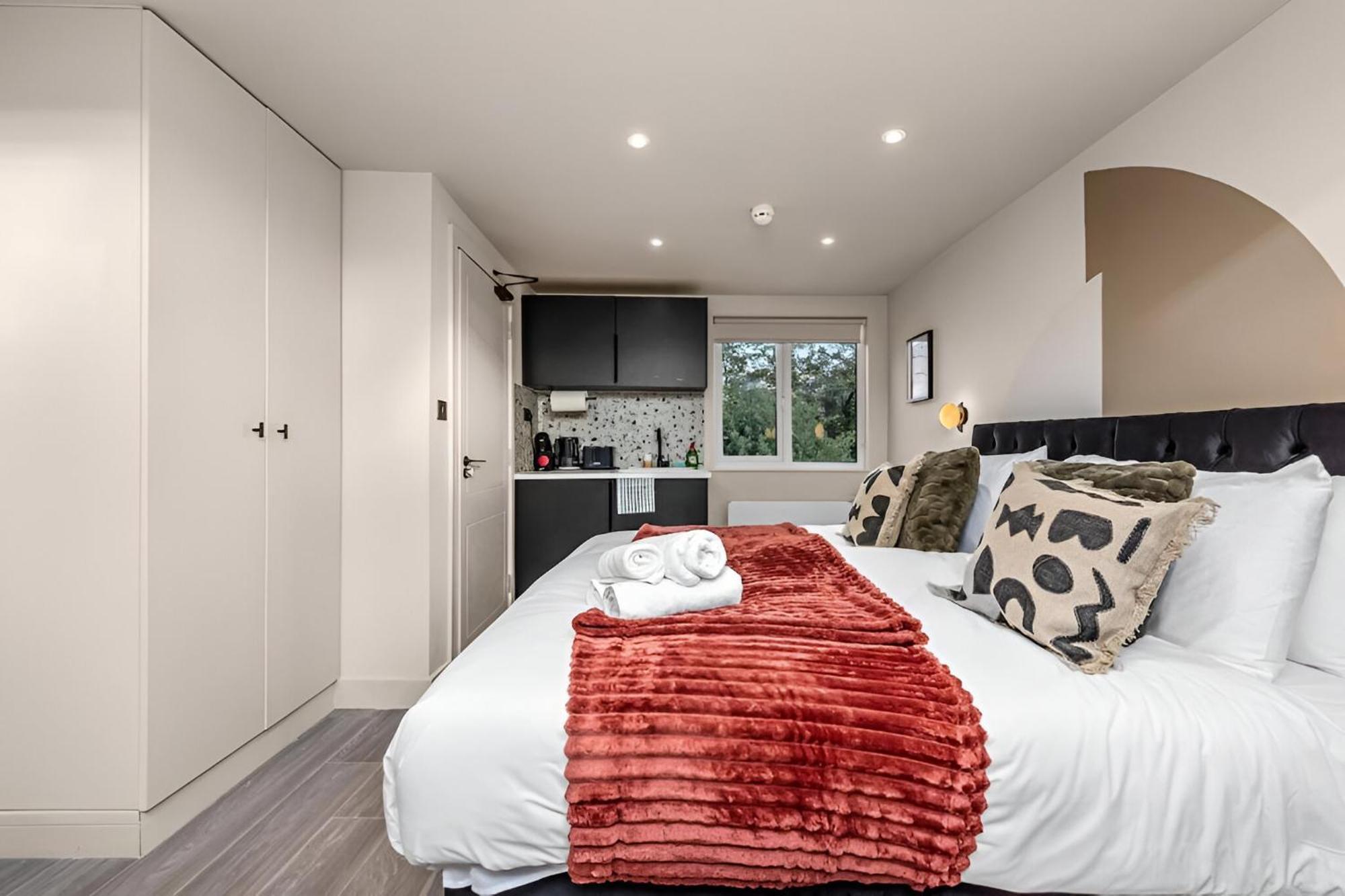 Apartment Radiant Nook With Full Kitchen *