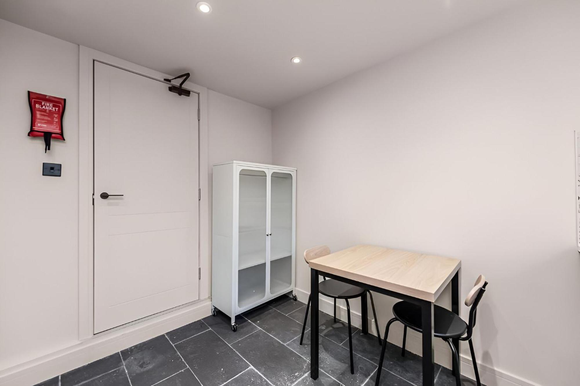 Apartment Radiant Nook With Full Kitchen London