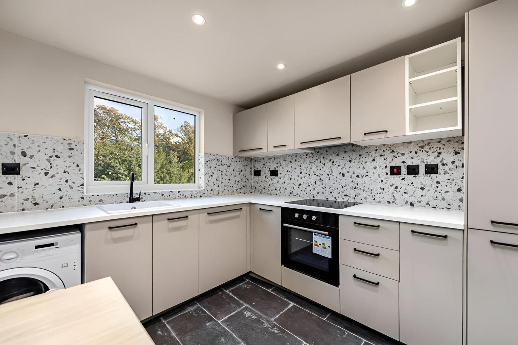 Radiant Nook With Full Kitchen *